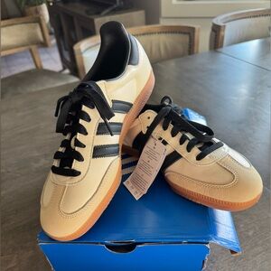 🌟fits a woman size 9 Adidas Women's Cream and Black Sneakers